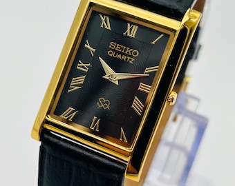 Vintage Seiko Quartz Tank Watch – Gold Tone Rectangular Case, Black Roman Dial, Leather Strap – Classic Men’s & Women’s Dress Watch