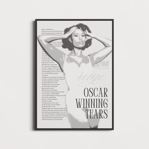 K&ouml;nnte beinhalten: Schwarz gerahmter Kunstdruck mit einem Graustufenbild einer Frau mit den H&auml;nden am Kopf. Der Druck enth&auml;lt die Worte "Oscar Winning Tears" und ein Gedicht. Das Kunstwerk hat eine Vintage-&Auml;sthetik.