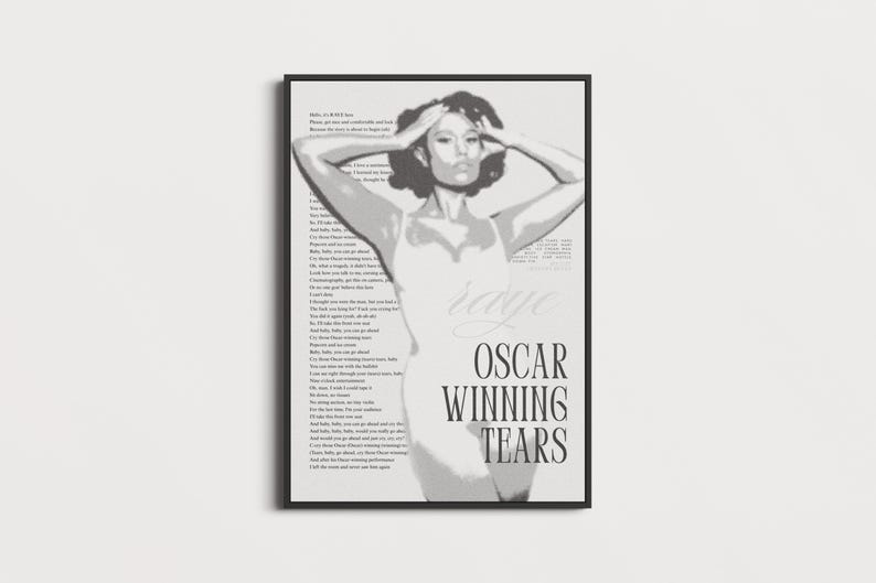 K&ouml;nnte beinhalten: Schwarz gerahmter Kunstdruck mit einem Graustufenbild einer Frau mit den H&auml;nden am Kopf. Der Druck enth&auml;lt die Worte "Oscar Winning Tears" und ein Gedicht. Das Kunstwerk hat eine Vintage-&Auml;sthetik.