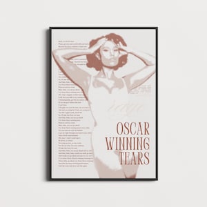 K&ouml;nnte beinhalten: Ein gerahmter Kunstdruck mit einem Sepia-Ton-Bild einer Frau mit den H&auml;nden am Kopf. Der Druck zeigt die Worte "Oscar Winning Tears" in einer Serifenschrift. Der Hintergrund enth&auml;lt Songtexte.