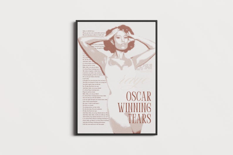 K&ouml;nnte beinhalten: Ein gerahmter Kunstdruck mit einem Sepia-Ton-Bild einer Frau mit den H&auml;nden am Kopf. Der Druck zeigt die Worte "Oscar Winning Tears" in einer Serifenschrift. Der Hintergrund enth&auml;lt Songtexte.