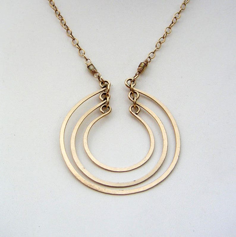 Collier pendentif en rafia et métal martelé sur chaîne