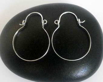 Boucles d'oreilles en argent sterling martelées à charnières Petites boucles d'oreilles créoles en argent Cerceaux artisanaux Cerceaux en fer à cheval Fil Bijoux Bijoux tribaux 1 ", 1,25"