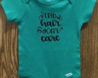 Babybody med hår i spjälsängen | Rolig spädbarnsoutfit