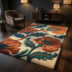 Peut inclure: Un tapis rectangulaire avec un motif floral. Le tapis présente de grandes fleurs stylisées dans des tons rouille et sarcelle sur un fond blanc cassé. Le tapis est posé sur un plancher en bois foncé, et la pièce est meublée d'une chaise et d'un meuble.