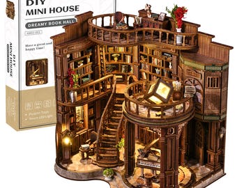 Könnte beinhalten: Ein DIY Mini House-Bausatz mit dem Design "Dreamy Book Hall". Das Holzmodell zeigt eine detaillierte Bibliothek mit mehreren Ebenen, Bücherregalen, einem Flügel und einer Treppe. Das Set enthält Puzzlespielzeug und Touch-LED-Leuchten. Auf der Box steht "Have a great and happy time!"