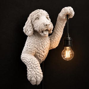 Könnte beinhalten: Eine Wandleuchte mit einer weißen, strukturierten Skulptur eines Hundes mit lockigem Fell. Der Hund ist mit einer erhobenen Pfote dargestellt, die eine schwarze Pendelleuchte mit einer leuchtenden, klaren Edison-Glühbirne hält.