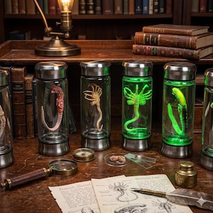 Alien-Präparat im Glas mit LED-Beleuchtung | Facehugger-Embryo im Glas | Xenomorph-Deko-Objekt | Sci-Fi-Horror-Geschenk | Halloween-Schreibtischdekoration