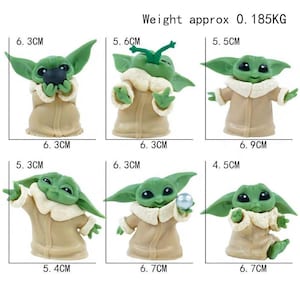 K&ouml;nnte beinhalten: Ein Set aus sechs gr&uuml;nen Alien-Figuren mit gro&szlig;en Ohren und schwarzen Augen, die beigefarbene Roben mit wei&szlig;en Kragen tragen. Jede Figur ist mit Ma&szlig;en von 4,5 bis 6,9 cm beschriftet, bei einem Gesamtgewicht von etwa 0,185 kg.