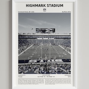 Puede incluir: Impresión enmarcada en blanco y negro del Highmark Stadium, sede de los Buffalo Bills. La imagen muestra el campo de fútbol durante un partido, con el nombre y los detalles del estadio en la parte superior e inferior. La capacidad es de 71.608.