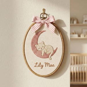 Custom Oval Baby Name Sign – Hand Embroidered Cat & Moon, Baby Announcement, Nursery Room Decor, T2