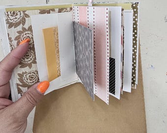 Pequeño diario de recortes hecho a mano con bolsillos, ideal para crear recuerdos y crear un diario de recortes.