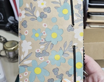 Cuaderno de recortes pequeño y bonito, hecho a mano, con bolsillos llenos, ideal para guardar recuerdos y material efímero.