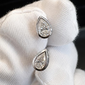 Orecchini a lobo con moissanite taglio a pera / Incastonatura in argento sterling platino