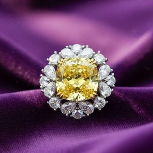 Anillo de cóctel de moissanita con corte cojín amarillo: acabado platino, plata de ley