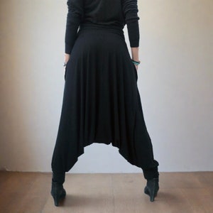 Puede incluir: Pantal&oacute;n de har&eacute;n negro de pierna ancha y corte holgado. El pantal&oacute;n est&aacute; hecho de una tela suave y el&aacute;stica y tiene una silueta fluida y c&oacute;moda.