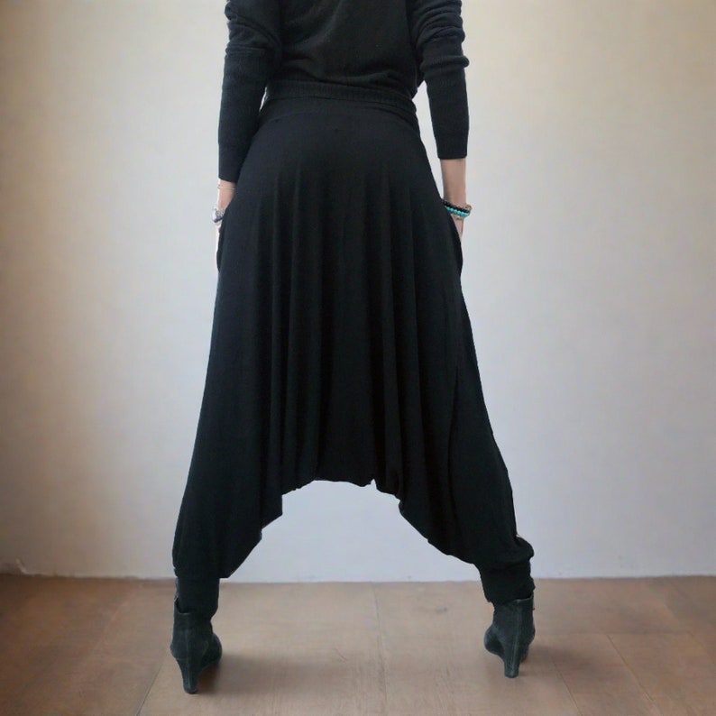 Puede incluir: Pantal&oacute;n de har&eacute;n negro de pierna ancha y corte holgado. El pantal&oacute;n est&aacute; hecho de una tela suave y el&aacute;stica y tiene una silueta fluida y c&oacute;moda.