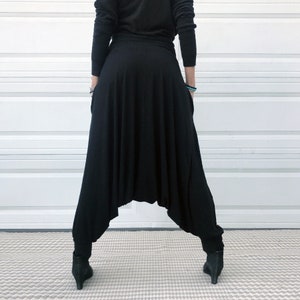 Puede incluir: Pantalones de har&eacute;n negros de pierna ancha y corte holgado. Los pantalones est&aacute;n hechos de una tela suave y el&aacute;stica y tienen una sensaci&oacute;n c&oacute;moda y relajada.