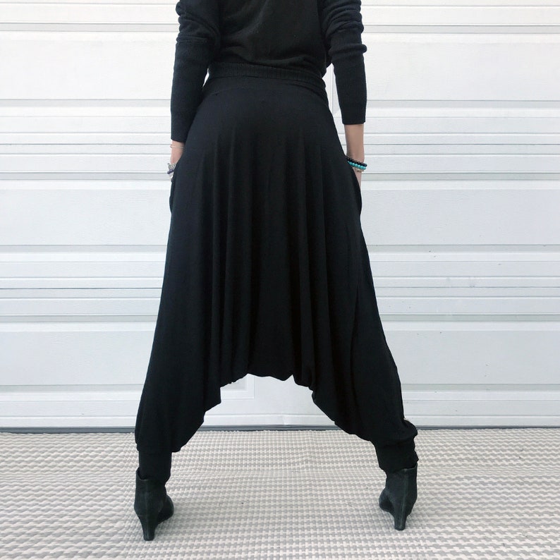 Puede incluir: Pantalones de har&eacute;n negros de pierna ancha y corte holgado. Los pantalones est&aacute;n hechos de una tela suave y el&aacute;stica y tienen una sensaci&oacute;n c&oacute;moda y relajada.