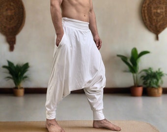 Könnte beinhalten: Eine weiße, lockere Hose mit breitem Bund und einem gerafften Design an den Knöcheln. Die Hose ist aus einem weichen, bequemen Stoff gefertigt und perfekt für Yoga, Meditation oder zum Entspannen zu Hause.