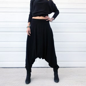 Puede incluir: Pantalones de har&eacute;n negros con pierna ancha y tiro bajo. Los pantalones est&aacute;n hechos de una tela suave y el&aacute;stica y tienen un ajuste c&oacute;modo.