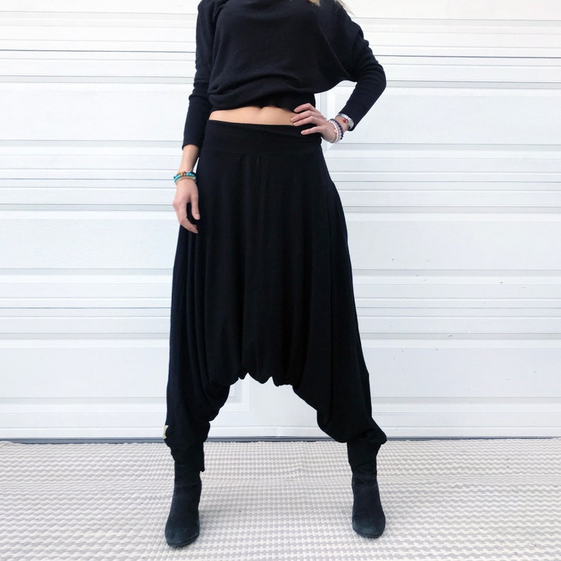 Puede incluir: Pantalones de har&eacute;n negros con pierna ancha y tiro bajo. Los pantalones est&aacute;n hechos de una tela suave y el&aacute;stica y tienen un ajuste c&oacute;modo.