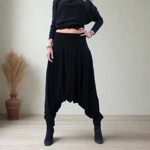 Puede incluir: Pantalones de har&eacute;n negros con pierna ancha y corte holgado. Los pantalones est&aacute;n hechos de una tela suave y c&oacute;moda y tienen un estilo informal y relajado.