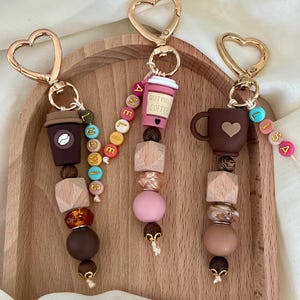 Schlüsselanhänger m. Namen personalisiert, Taschenanhänger mit Kaffee Coffee, Geschenk für Frauen, Mädchen, Kaffeeliebhaber, Stanley Tumbler