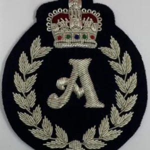 Op de afbeelding: Zwart geborduurde patch met een zilveren kroon en de letter "A" in een lauwerkrans. De kroon heeft rode, groene, blauwe en gele details. De tekst "HandyCraftStore" is zichtbaar op de afbeelding.