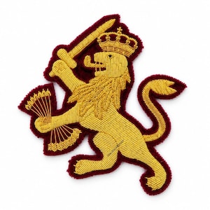 Op de afbeelding: Een gouden geborduurde patch van een leeuw met een kroon op zijn kop, die een zwaard in de ene opgeheven poot houdt en een bundel tarwe in de andere. De leeuw staat in een klimmende houding met een donkerrode vilten rand rondom.