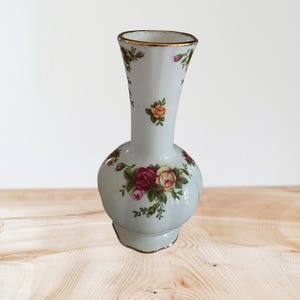 Royal Albert 6-inch Vase~Old Country Roses~22k Gold trim