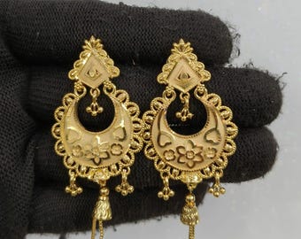 Brincos Chandbali banhados a ouro 1GM com detalhes florais. Brincos indianos tradicionais e leves.