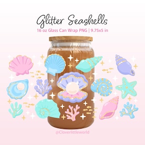 Op de afbeelding: Een glazen can wrap ontwerp met de tekst "Glitter Seashells". Het ontwerp toont verschillende pastelkleurige zeeschelpen, koraal en zeesterren met gouden glitteraccenten. De can wrap is 24,77 x 12,7 cm en is ontworpen voor een glazen can van 473 ml.
