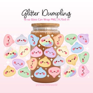 Może przedstawiać: Projekt opakowania na szklaną puszkę z napisem "Glitter Dumpling" i kilkoma kolorowymi ilustracjami pierożków z uśmiechniętymi twarzami. Opakowanie jest przeznaczone na szklaną puszkę o pojemności 16 uncji i ma wymiary 24,77 x 12,7 cm.