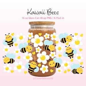 Può includere: Un involucro per lattina di vetro con coperchio in legno, riempito con un liquido marrone. L'involucro presenta un design di api dei cartoni animati, margherite bianche e cuori gialli su sfondo rosa. Il testo "Kawaii Bees" è in alto.