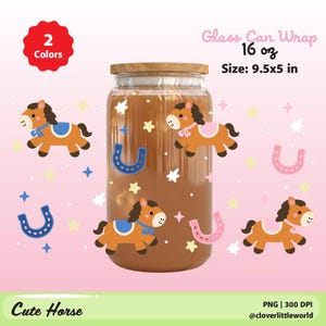 Può includere: Un involucro per lattina di vetro con coperchio in legno, con un simpatico design a cavallo. L'involucro misura 24.1x12.7 cm e contiene 16 oz. Il design include cavalli dei cartoni animati, ferri di cavallo e stelle su sfondo rosa. Il testo "Cute Horse" è in basso.