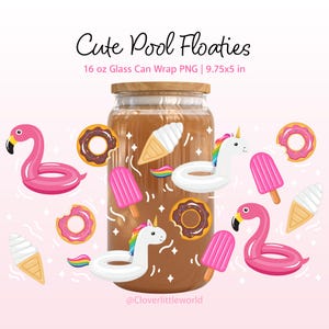 Op de afbeelding: Een ontwerp voor een glazen can-wrap met de tekst "Cute Pool Floaties". Het ontwerp bevat illustraties van roze flamingo-drijvers, ijsjes, donuts, ijslolly's en eenhoorn-drijvers. De can-wrap is ontworpen voor een glazen can van 473 ml.