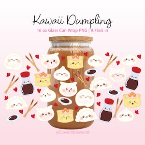 Könnte beinhalten: Eine Glas-Can-Wrap mit einem Kawaii Dumpling-Design. Das Design umfasst lächelnde Knödel, Sojasauce, Essstäbchen und Herzen. Der Text auf der Verpackung lautet "Kawaii Dumpling" und "16 oz Glass Can Wrap PNG | 24.76x12.7 cm."
