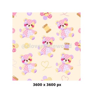 K&ouml;nnte beinhalten: Ein sich wiederholendes Muster auf hellcremefarbenem Hintergrund mit Patchwork-Teddyb&auml;ren in Rosa-, Lila- und Gelbt&ouml;nen. Das Design enth&auml;lt Garnrollen, Kn&ouml;pfe und gepunktete Herzumrisse. Der Text @cloverneworld ist sichtbar.