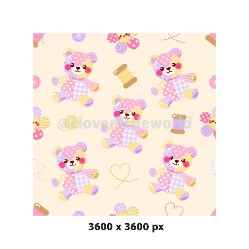 K&ouml;nnte beinhalten: Ein sich wiederholendes Muster auf hellcremefarbenem Hintergrund mit Patchwork-Teddyb&auml;ren in Rosa-, Lila- und Gelbt&ouml;nen. Das Design enth&auml;lt Garnrollen, Kn&ouml;pfe und gepunktete Herzumrisse. Der Text @cloverneworld ist sichtbar.
