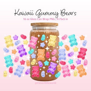 Può includere: Un involucro per lattina di vetro con disegni di orsetti gommosi e stelle colorate. Il testo "Kawaii Gummy Bears" è in alto. L'involucro misura 24,76 x 12,7 cm e contiene 473 ml. Il design include orsetti gommosi rosa, arancioni, gialli, viola e blu.