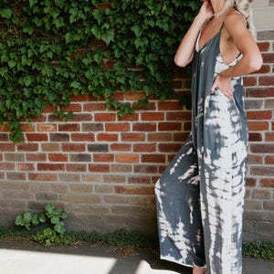 Summer Wide Leg Jumpsuit With Pockets, Tie Dye Printed Festival Jumpsuit, Light Boho Beach Holiday Outfit, Relaxed Stretch Hippie Jumpsuit