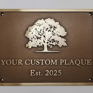 Può includere: Targa rettangolare in bronzo con sfondo strutturato e bordo dorato. Un disegno ad albero è centrato sopra il testo "YOUR CUSTOM PLAQUE" e "Est. 2025". La targa ha quattro fori angolari per il montaggio.