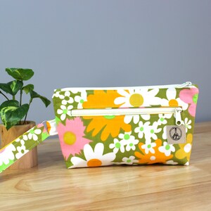 Bolso de mano reciclado con cremallera y bolsillo con cremallera, con flores en naranja, rosa y verde brillantes