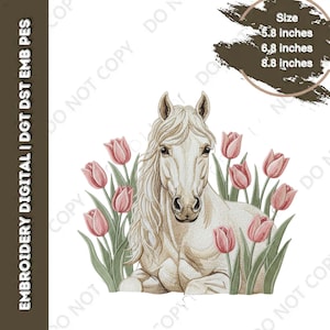 Könnte beinhalten: Ein Stickdesign mit einem weißen Pferd, das zwischen rosa Tulpen liegt. Das Pferd hat eine fließende Mähne und ist von grünen Blättern umgeben. Das Design ist in drei Größen erhältlich: 14.7, 17.3 und 22.4 cm. Der Text "EMBROIDERY DIGITAL | DGT DST EMB PES" befindet sich links.