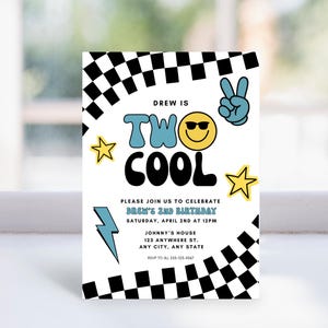 Puede incluir: Una tarjeta de invitación blanca con un borde a cuadros en blanco y negro. El texto dice "Drew is Two Cool" con un signo de la paz, una cara sonriente con gafas de sol y gráficos de estrellas y rayos. La invitación es para el segundo cumpleaños de Drew.