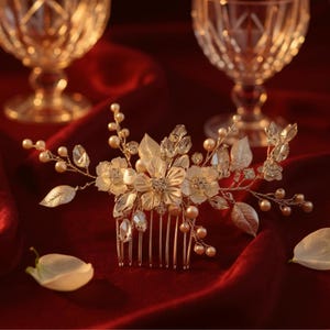Bridal Floral Hair Comb with Pearls, White Wedding Hairpiece, Flower Headpiece for Bride, Elegant Hair Accessory for Updo