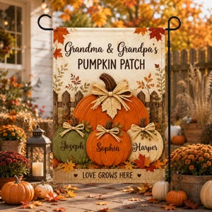 Puede incluir: Una bandera de jardín rectangular con el texto Grandma & Grandpa's PUMPKIN PATCH en la parte superior y LOVE GROWS HERE en la inferior. El diseño muestra tres calabazas en verde, naranja y crema, cada una con un lazo y un nombre: Joseph, Sophia y Harper.