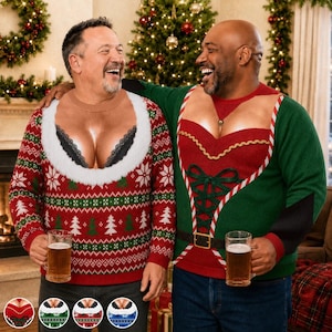 Könnte beinhalten: Zwei langärmelige Weihnachtspullover mit realistischen Druckmotiven. Der rote Pullover hat einen weißen Kunstfellkragen und ein schwarzes Spitzen-BH-Motiv. Der grüne Pullover zeigt ein Korsett-Design mit Goldborte und Gürtelgrafik.
