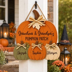 Puede incluir: Un adorno de pared de madera con forma de calabaza que presenta una calabaza naranja grande con el texto Grandma & Grandpa's PUMPKIN PATCH, y tres calabazas más pequeñas debajo con los nombres Joseph, Sophia y Harper, decoradas con lazos.